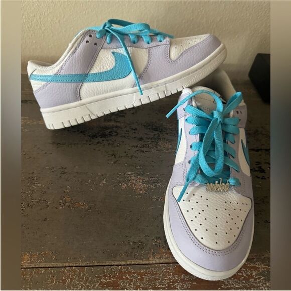 NWOT Women’s Nike Dukes - Picture 1 of 3